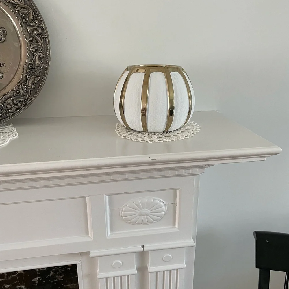 A beautiful textured ceramic flower vase - Picture 13 of 13